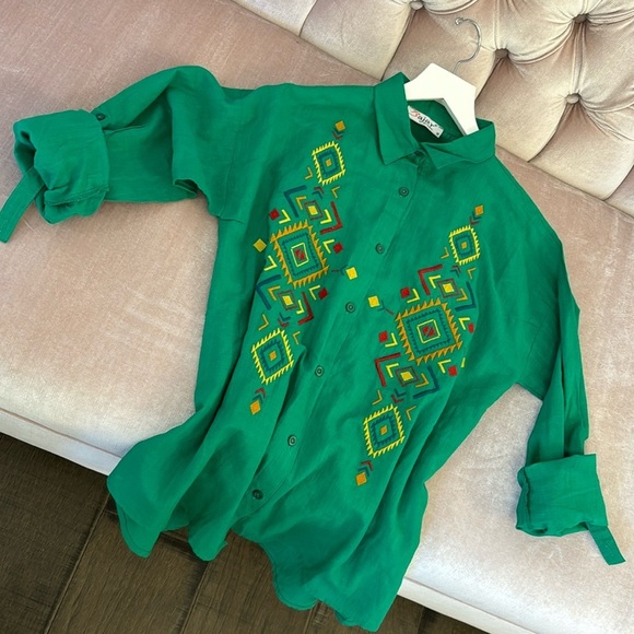 NWOT EMBROIDERED BUTTON DOWN SHIRT SIZE M - Picture 7 of 17